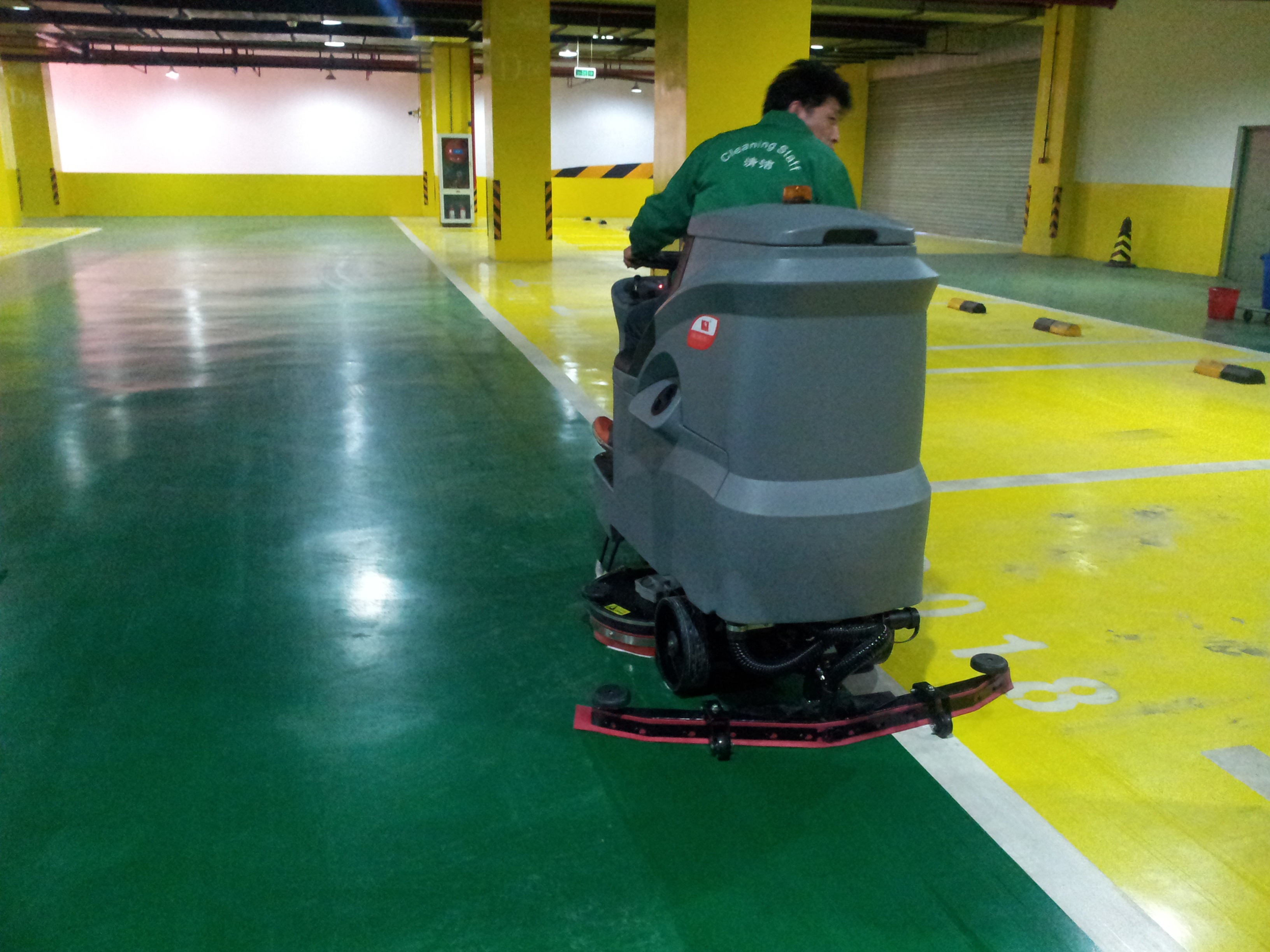 駕駛式洗地車有哪些優(yōu)勢？