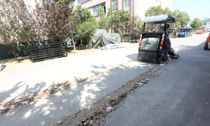 高美掃地車助力秋季戶外地面清掃