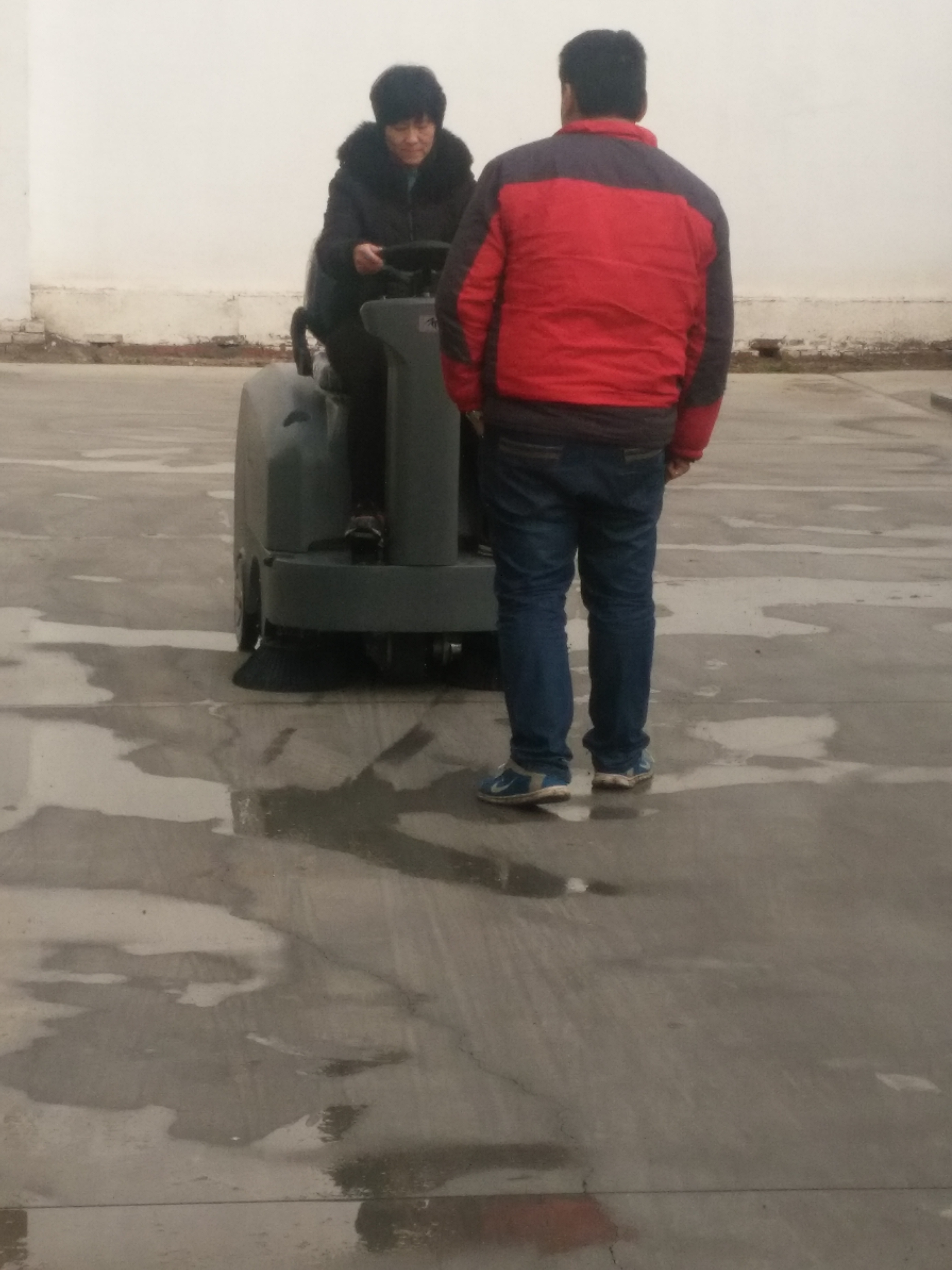 選對(duì)駕駛式掃地機(jī)提高清掃效率豈止15倍？