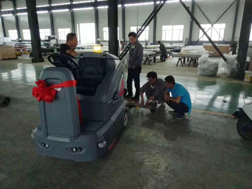 駕駛式洗地機(jī)引領(lǐng)行業(yè)前行，創(chuàng)造現(xiàn)代社會的創(chuàng)建文明