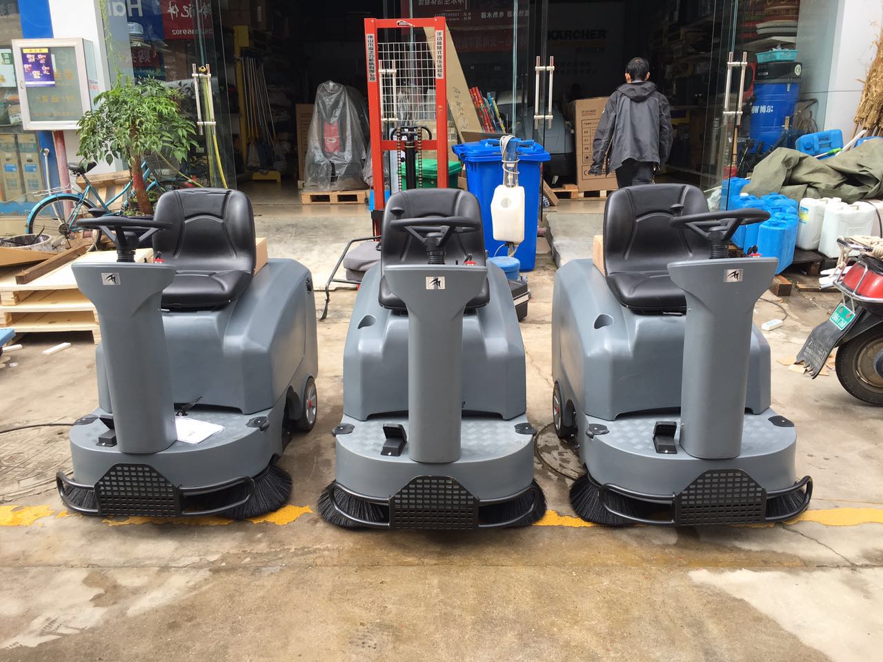 高美掃地機(jī)清掃工廠車間地面上的面粉、木屑干凈的簡直沒話說