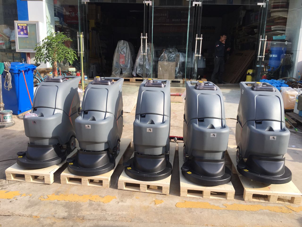 如何來選擇駕駛式洗地機(jī)和手推式洗地機(jī)，這兩種哪個(gè)更實(shí)用？