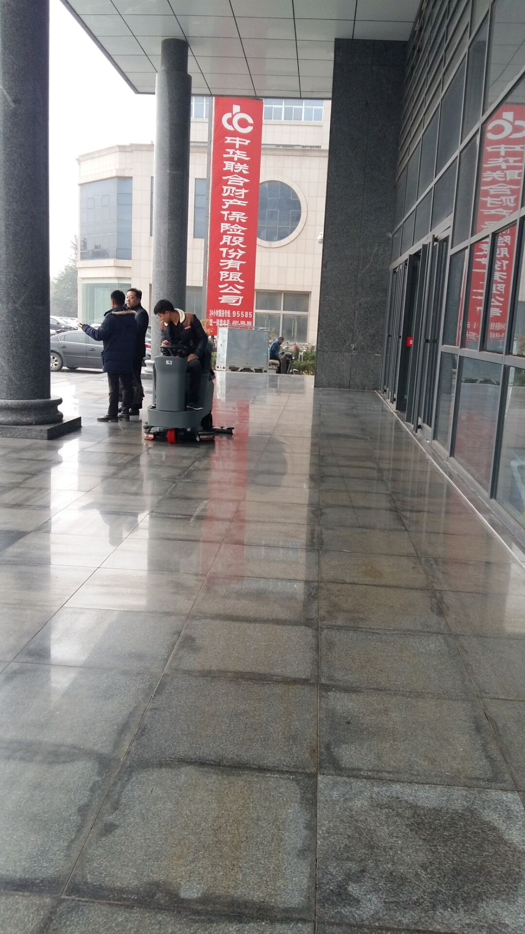 駕駛式洗地機充滿電能用多長時間？真的沒那么簡單