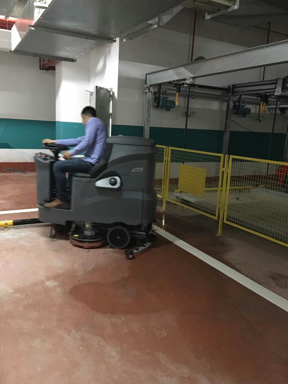 駕駛式洗地機出現(xiàn)故障有哪些原因，駕駛式洗地機該如何保養(yǎng)？