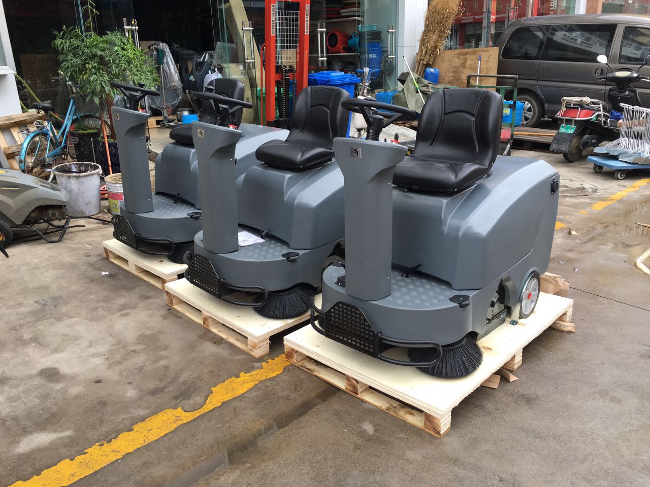 駕駛式掃地機(jī)有哪些優(yōu)勢(shì)？駕駛式掃地機(jī)使用有哪些技巧？