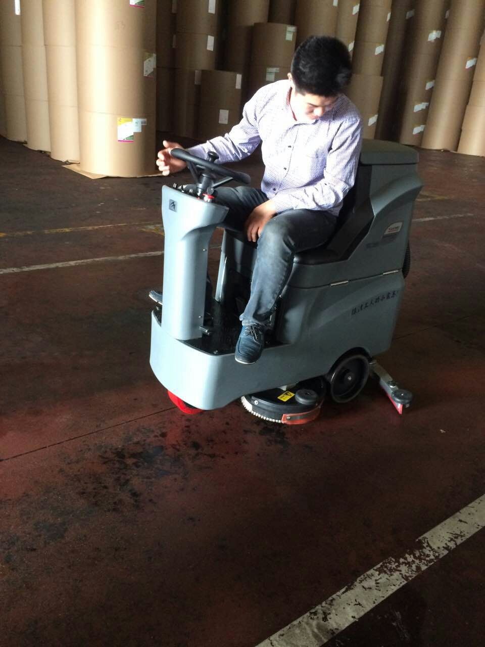 工廠選擇什么價(jià)格的全自動(dòng)洗地機(jī)比較好？