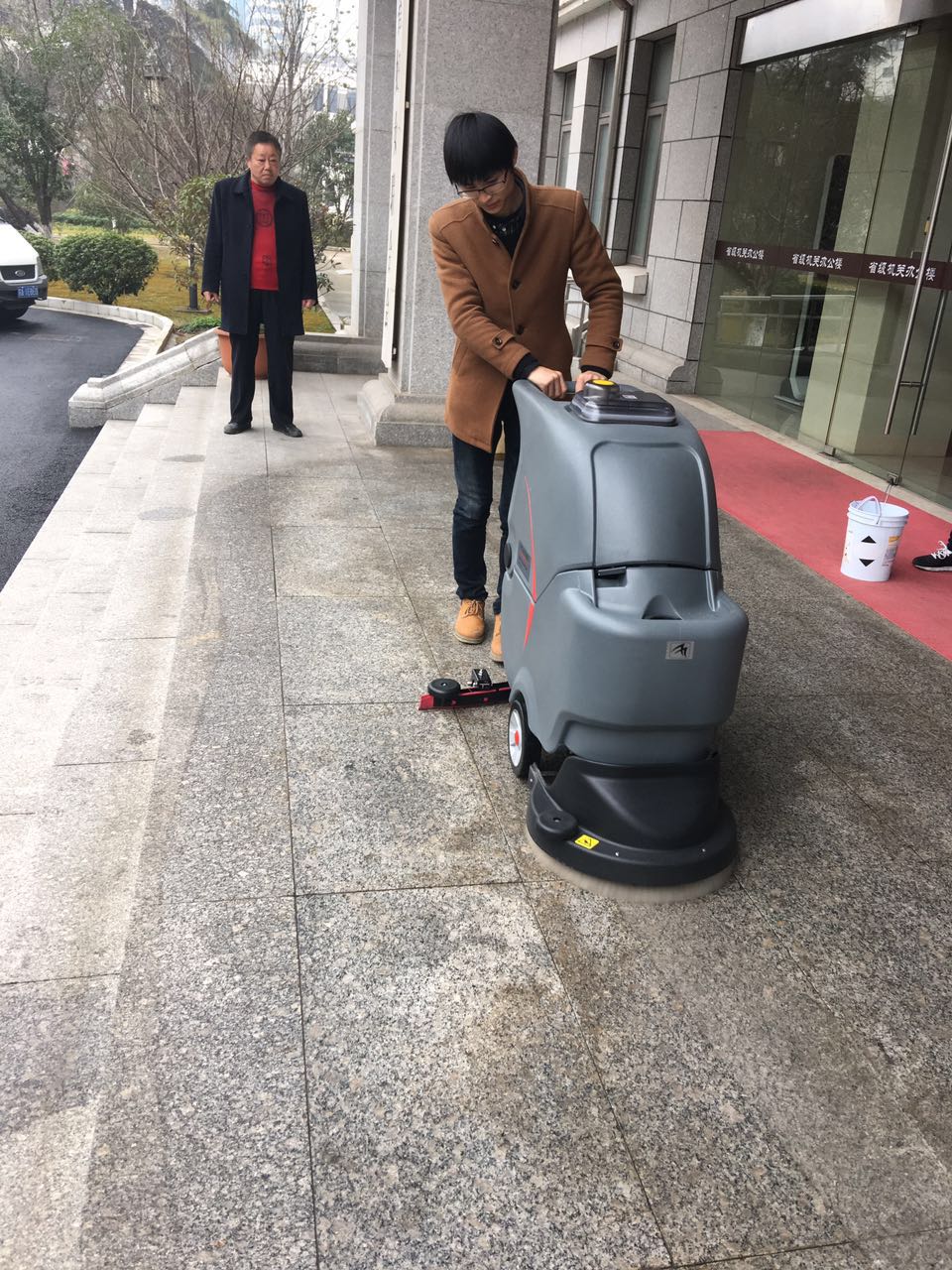 全自動(dòng)洗地機(jī)能解決企業(yè)什么問(wèn)題？