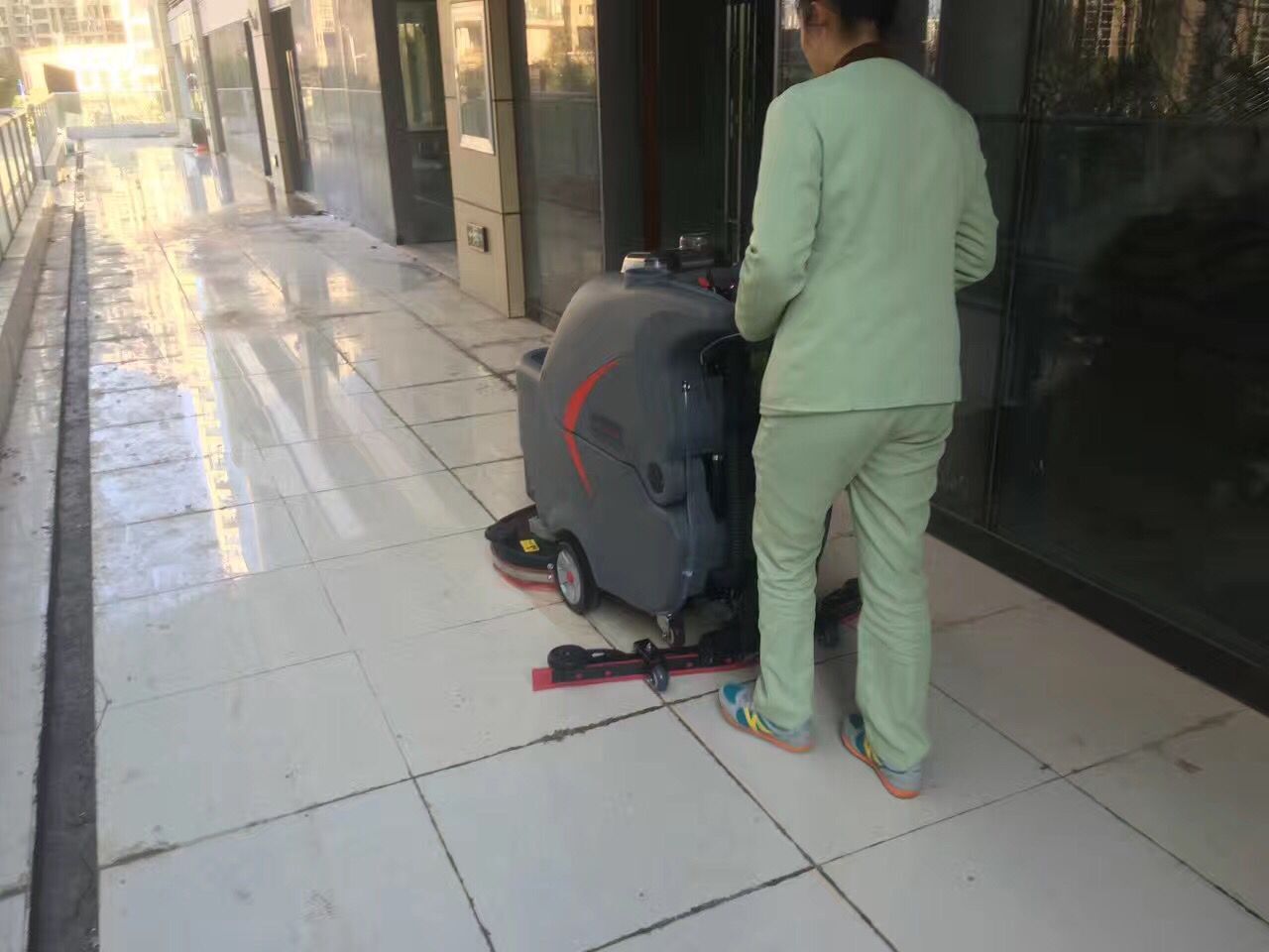 全自動(dòng)洗地機(jī)的電瓶如何維護(hù)？