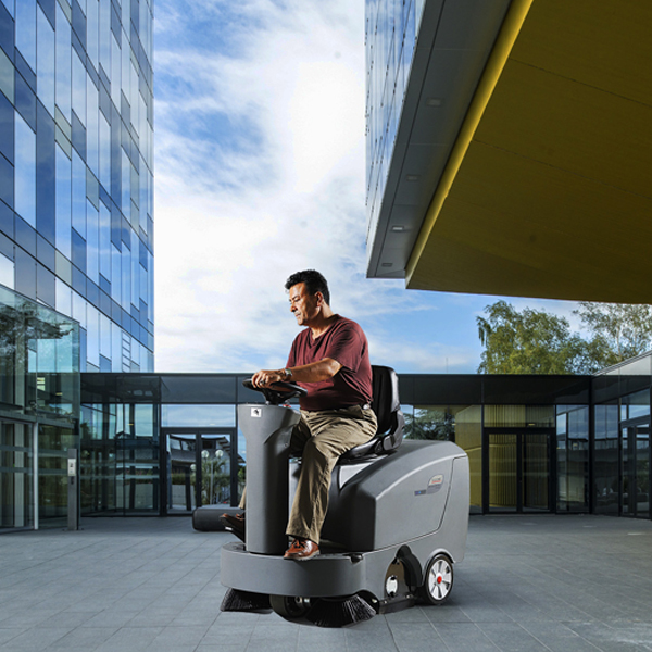 駕駛式掃地機在清掃地面時應該要注意的三大問題！